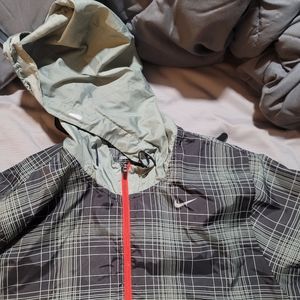 Nike running wind breaker size medium